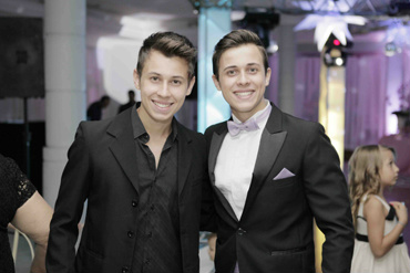 A dupla Renato Reis e Renan se apresenta no segundo dia do festival de talentos / Foto: Divulgação