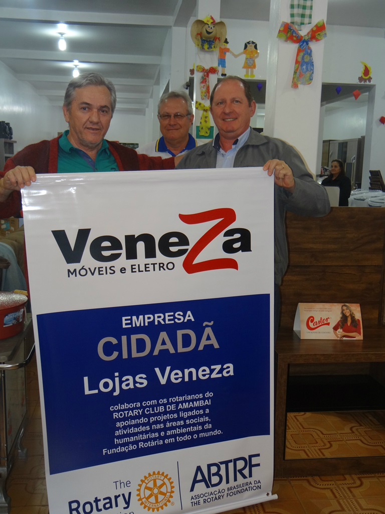 O presidente do Rotary Club de Amambai, Walmir Ritter, e o proprietário da Lojas Veneza, Jandir Guerra.