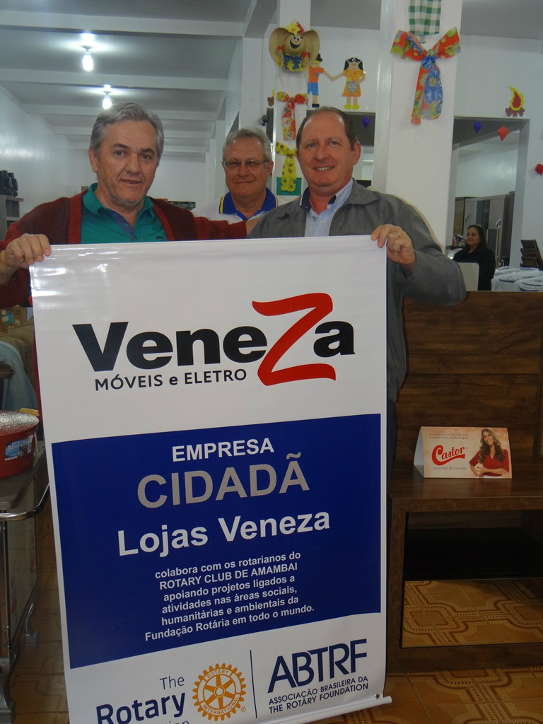 Rotary de Amambai homenageia Lojas Veneza, empresa cidadã O presidente do Rotary Club de Amambai, Walmir Ritter, e o proprietário da Lojas Veneza, Jandir Guerra.