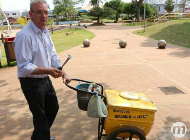 ‘Geraldo Resende vendendo picolé’ gera multa de R$ 490 mil ao Facebook Imagem de Geraldo Resende segurando um carrinho de picolé durante a campanha eleitoral deste ano foi utilizada em página que zombava do então candidato / Foto: Divulgação