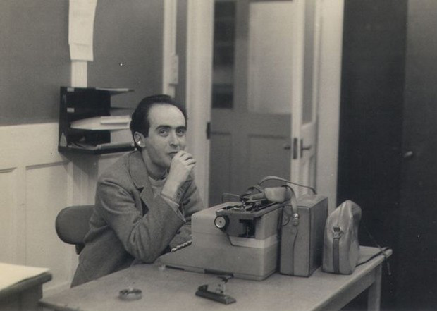 Atestado de óbito de Vladimir Herzog dirá que ele morreu por maus-tratos O jornalista Vladimir Herzog na redação da BBC, em Londres, em 1965. (Foto: Instituto Vladimir Herzog)