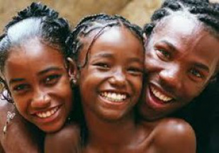 Racismo é praticar, induzir ou incitar a discriminação ou preconceito de raça, cor, etnia, religião ou procedência nacional