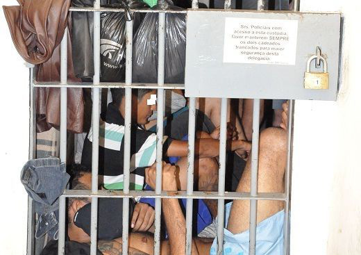 Carceragem da PF em Ponta Porã, superlotada.