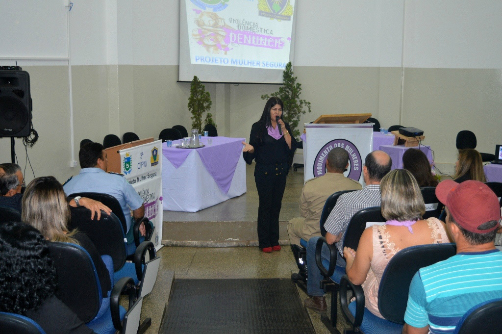 Audiência Pública debate implantação da Delegacia da Mulher em Amambai A Presidente do Movimento de Mulheres de Amambai, Derli Jaime, na abertura da audiência.
