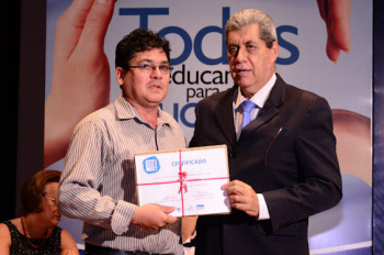 Diretor da EE Vespasiano Martins, José Carlos, recebendo certificado do governador do Estado, André PuccinelliFoto: Divulgação