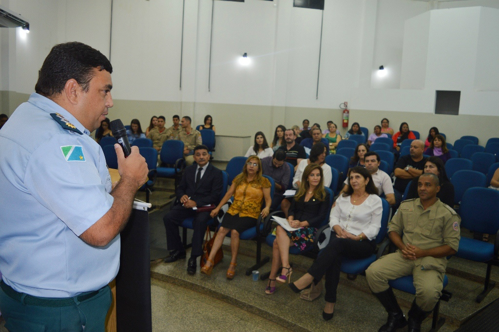 Audiência Pública debate implantação da Delegacia da Mulher em Amambai O comandante da PM, major Carlos Magno, apresentou o projeto Mulher Segura desenvolvido pela instituição.