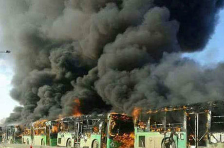 Rebeldes queimam ônibus que tentavam retirar civis de província na Síria Foto; Divulgação