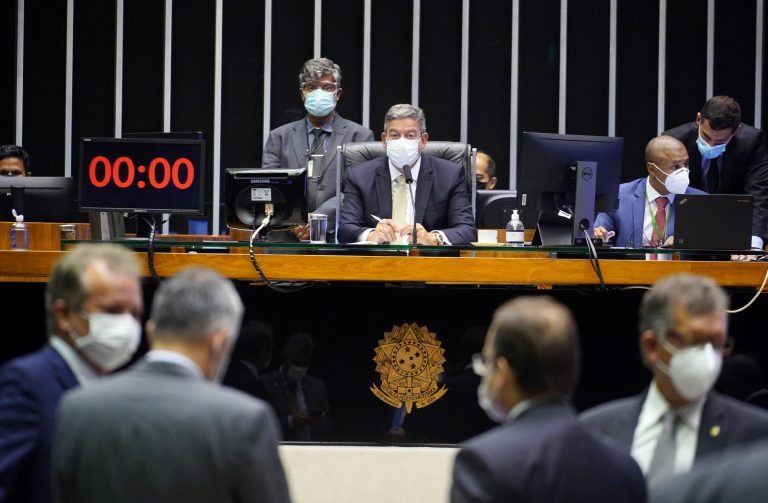 Câmara aprova mudanças no projeto de socorro ao setor de eventos Presidente da Câmara, Arthur Lira, comanda a sessão do Plenário
