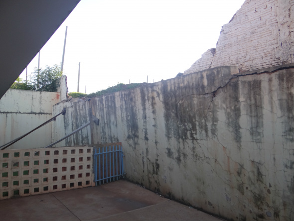 Desabamento do muro tem causado insegurança para os alunos e transtorno aos servidores do CEI / Foto: Moreira Produções