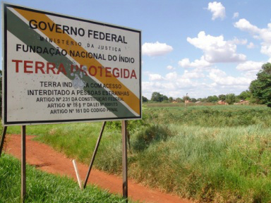 Mulher é espancada a correntadas pelo marido e o filho em aldeia de Dourados Mulher é espancada a correntadas pelo marido e o filho em aldeia de Dourados
