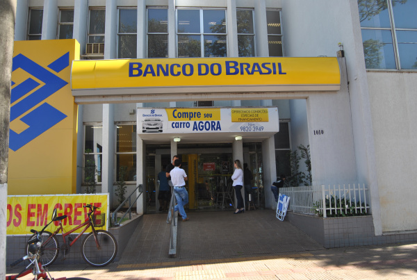 Após pressão da greve, Fenaban decide por negociar nesta terça-feira (25)