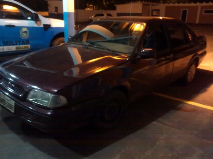 O veículo Ford/Versailles tem cor vermelha e placas HRD-5888 / Foto: Assessoria