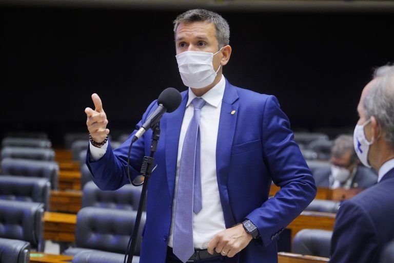 Câmara aprova mudanças no projeto de socorro ao setor de eventos Felipe Carreras é o autor da proposta