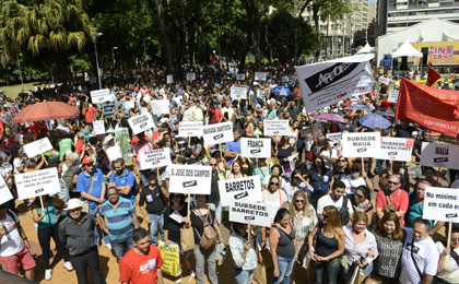 Professores paulistas levam 5 mil às ruas e anunciam greve para março Categoria pressiona o governo Alckmin para que reverta o fechamento de salas de aula. A medida deve causar superlotação, piorar a qualidade do ensino e levar ao desemprego de milhares de professores