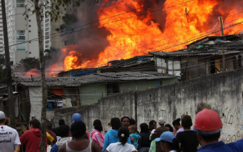 Incêndio nas favelas e valorização imobiliária