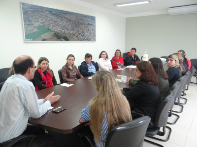 Sindicatos dos servidores municipais reúnem-se com o prefeito de Amambai Trabalhadores da Educação durante reunião com o prefeito, Sérgio Barbosa, na segunda-feira (2)Foto: Moreira Produções