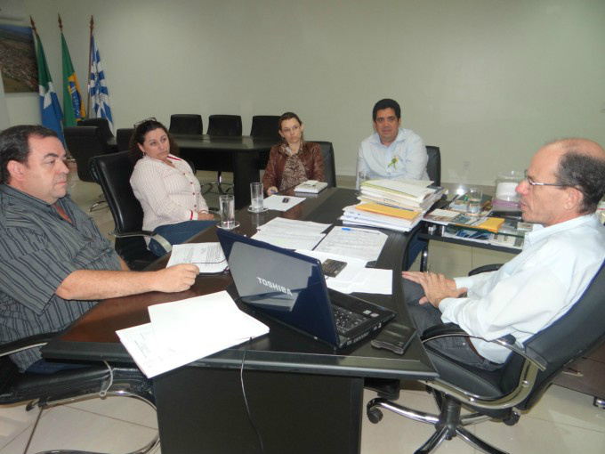 Sindicatos dos servidores municipais reúnem-se com o prefeito de Amambai Reunião do Sisem com o executivo municipal