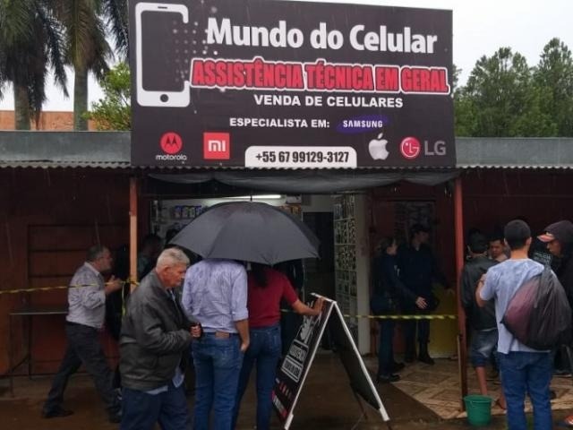 Comerciante libanês é morto com 16 tiros, a 150ª morte do ano na fronteira Moradores da região acompanharam o trabalho da polícia no local (Foto: Porã News)
