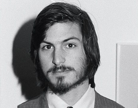 Até que Steve Jobs tinha pinta de roqueiro em sua juventude. (Fonte da imagem: Reprodução/Hollywood Reporter)