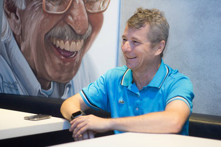 Artista que fará escultura de Manoel de Barros está em Campo Grande