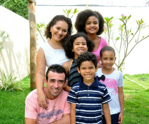 Professora adota quatro irmãos e se torna "mãe de coração" de crianças Ana Rosa e Anderson com os filhos: sonho de aumentar a família foi concretizado (Foto: Valdenir Rezende/Correio do Estado)