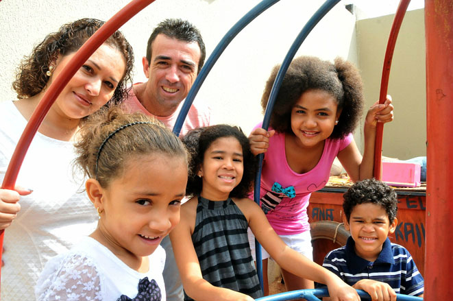 Professora adota quatro irmãos e se torna "mãe de coração" de crianças Parquinho de diversão foi montado pelo casal para os filhos (Foto: Valdenir Rezende)
