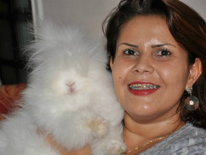 Mara e a coelha Beny, que segundo ela é da família(Foto: Felipe Bastos/G1 MS)
