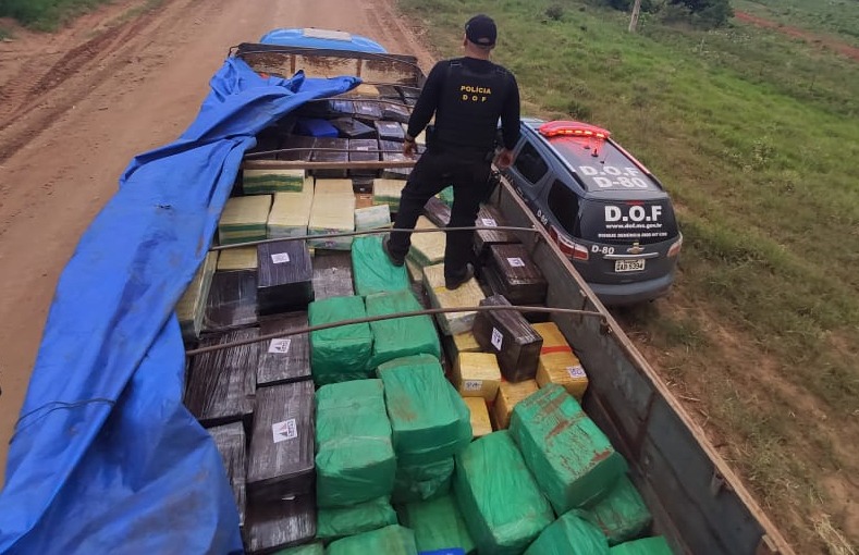 Caminhão com mais de 8 toneladas de maconha foi apreendido pelo DOF em Amambai Foto: DOF