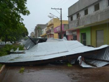 Comércio na região central da cidadade sofreu com os fortes ventosFoto: José Carlos