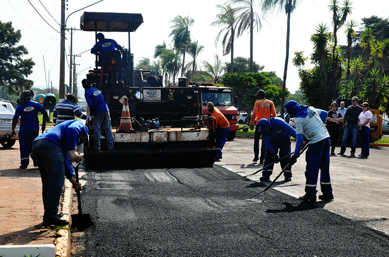 A Avenida Brasil, em frente ao 17° RCMec foi uma das vias recapeadas no pacote de obras / Foto: Decom