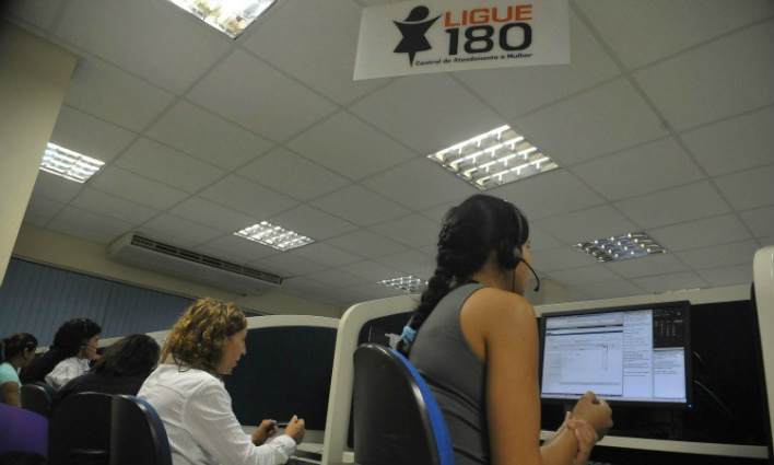 179 relatos de violência contra mulheres por dia em 2015: o balanço do Ligue 180 Foto: Portal Brasil