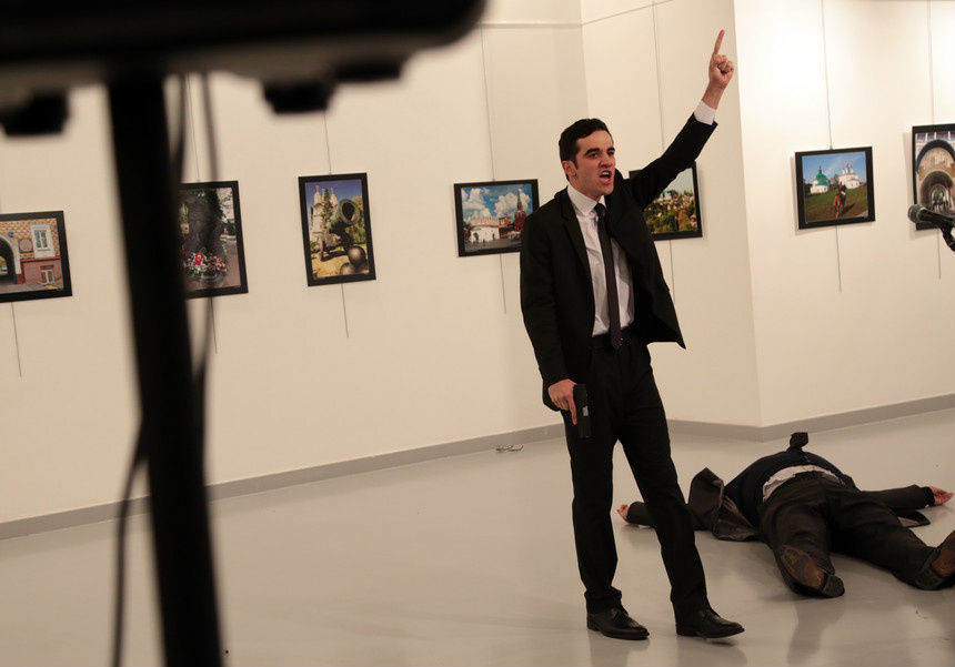 Atirador teria usado identificação da polícia para entrar em galeriaFoto: Divulgação