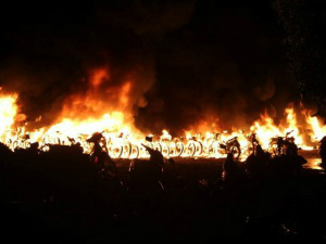 Incêndio destrói 70 motocicletas no pátio do Detran em Sete Quedas Fogo se alastrou pelo pátio, destruindo motos. (Foto: Salatiel Assis/Educadora FM)