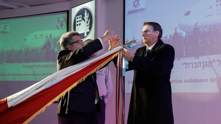 Bolsonaro condecora em Israel militares que trabalharam em Brumadinho Bolsonaro condecorou militares de Israel que participaram do resgate em Brumadinho . - Alan Santos/PR