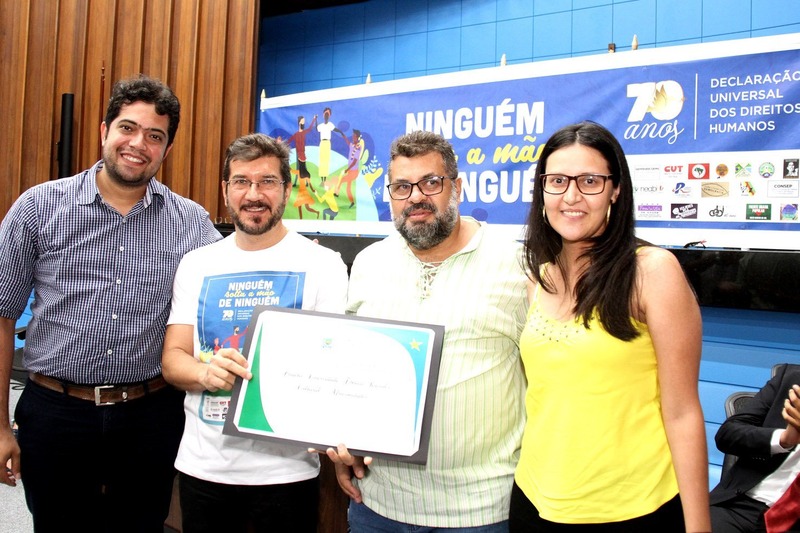 Cultura da paz: ALMS comemora os 70 anos da Declaração dos Direitos Humanos Professor Izadir de Oliveira, ao lado direito do deputado Pedro Kemp