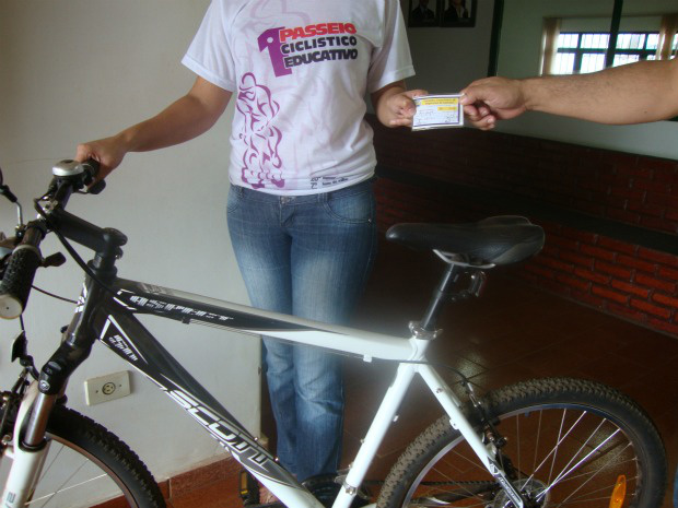 Caarapó distribui carteira de ciclista para população Mulher recebe sua carteira de ciclista; cerca de 3 mil documentos já foram distribuídos na cidade
