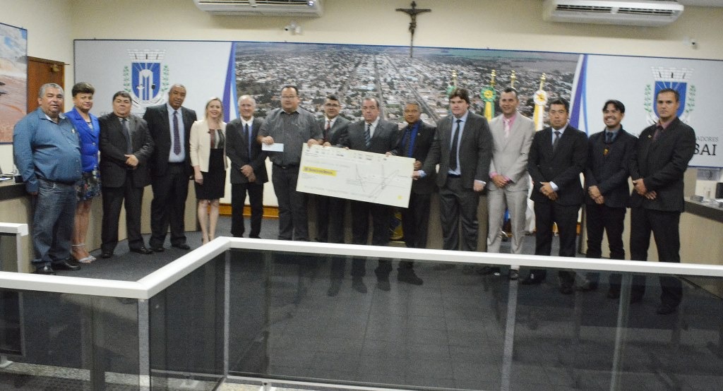 O prefeito e vice-prefeito de Amambai, Dr. Bandeira e Valter Brito, durante recebimento do cheque das mãos dos vereadores / Foto: Assessoria