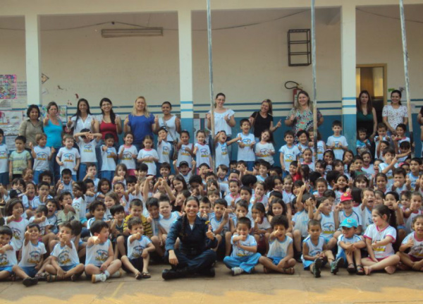 Sd. Dayse Anne com alunos e professoras da Escola Municipal Rachis Saldanha Derzi