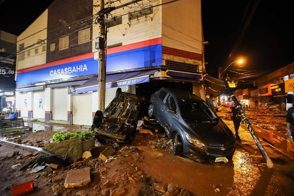 Veja imagens de como ficou o Centro de São Carlos após temporal Chuva causou estragos no centro de São Carlos novembro de 2020 — Foto: Fabio Maurício