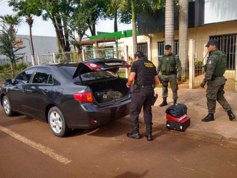 Agentes levando malotes apreendidos na primeira fase da operação (Foto: Cido Costa/Dourados Agora)