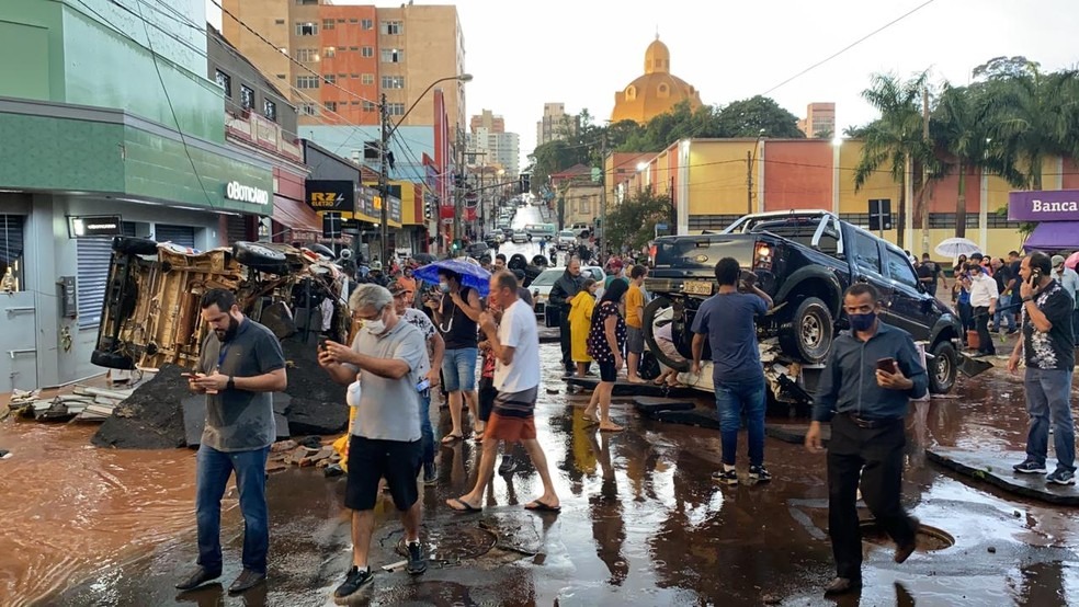 Veja imagens de como ficou o Centro de São Carlos após temporal Pessoas tentam apurar os prejuízos quando a água que alagou o Centro de São Carlos abaixa — Foto: Felipe Boldrini / EPTV