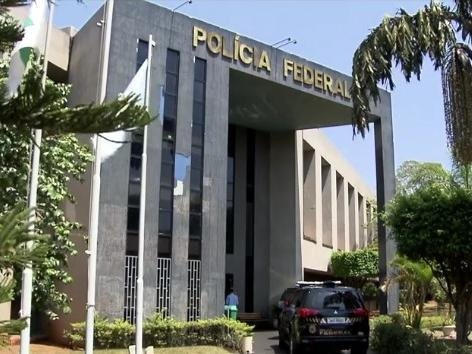 Policiais federais durante operação nesta terça-feira. (Foto: Reprodução/TV Globo).