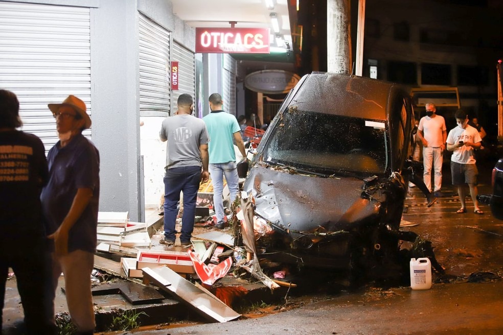 Veja imagens de como ficou o Centro de São Carlos após temporal Chuva causou estragos no centro de São Carlos novembro de 2020 — Foto: Fabio Mauricio