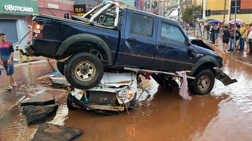 Veja imagens de como ficou o Centro de São Carlos após temporal Carros foram arrastados pela chuva em São Carlos novembro 2020 — Foto: Redes socias