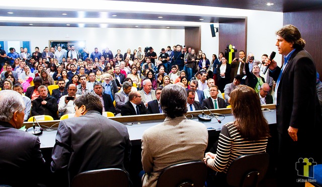 Caravina discursa em evento na Assomasul