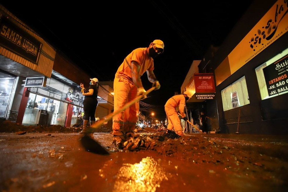 Veja imagens de como ficou o Centro de São Carlos após temporal Funcionários da prefeitura limpam centro de São Carlos após estragos causados pela chuva — Foto: Fabio Mauricio