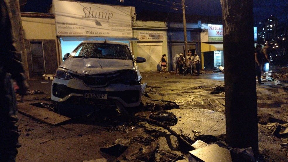 Veja imagens de como ficou o Centro de São Carlos após temporal Carros e lojas foram destruídos durante chuva em São Carlos — Foto: Lucas Melges