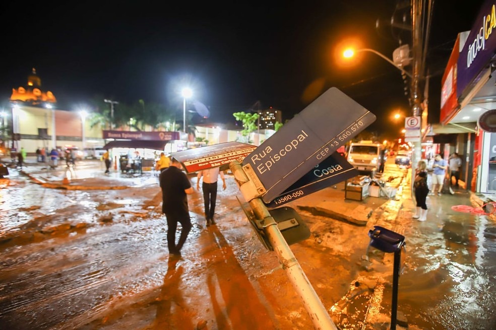 Veja imagens de como ficou o Centro de São Carlos após temporal Centro de São Carlos fica destruído após forte chuva novembro de 2020 — Foto: Fabio Mauricio