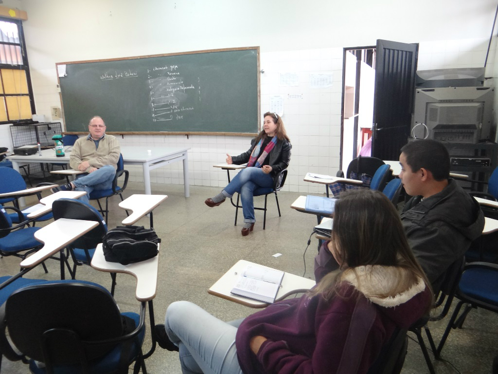 Ao fundo, os professores Walteir e Célia.