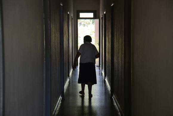 Um em cada 6 idosos sofre algum tipo de violência A OMS estima que, em 2050, o número de idosos vai dobrar, chegando a 2 milhões